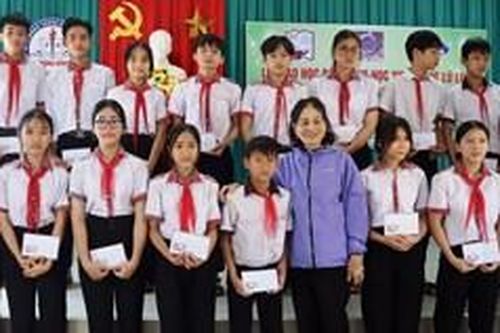 Trao tặng 100 suất học bổng cho học sinh vùng lũ Phong Điền