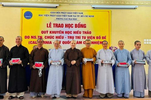 Trao học bổng đến nghiên cứu sinh, học viên Thạc sĩ Phật học thuộc Học viện Phật giáo VN tại TP.HCM