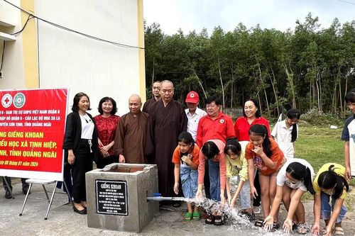Phật giáo Q.8 bàn giao giếng khoan, trao quà 'Tết nhân ái' tại H.Sơn Tịnh, Quảng Ngãi