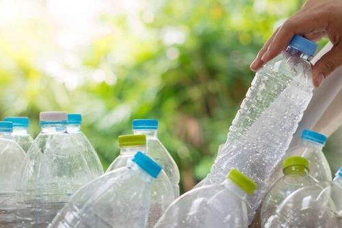 Mỗi lít nước đóng chai chứa đến 370.000 mảnh nhựa