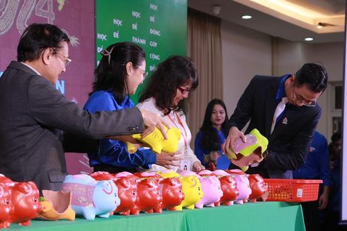 Đà Nẵng: Thầy cô cùng góp tiền mua vé xe cho sinh viên nghèo về quê đón Tết