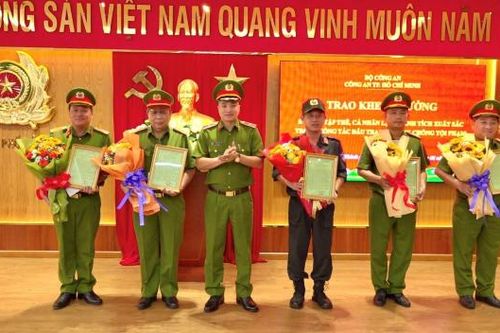 Khen thưởng các đơn vị tham gia truy bắt hung thủ sát hại nhân viên quán cà phê