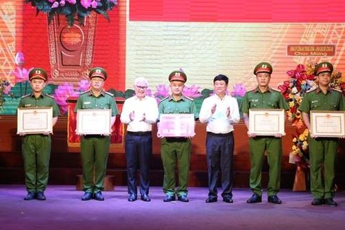 Tặng bằng khen cho lực lượng khám phá vụ bắt cóc đòi 4,5 tỷ đồng tiền chuộc