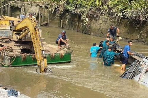 Lật ghe gỗ, 23 tấn gạo chìm dưới lòng sông