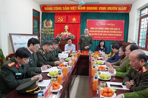 Thứ trưởng Trần Quốc Tỏ kiểm tra công tác tại Công an xã ở Điện Biên
