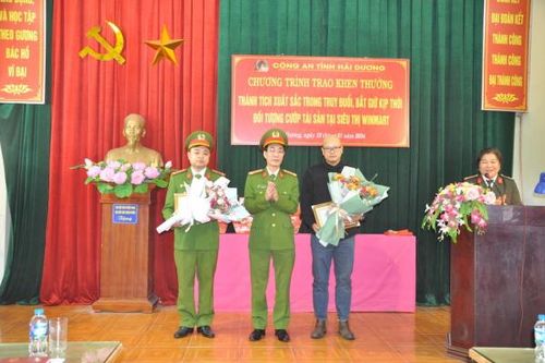 Công an tỉnh Hải Dương khen thưởng công dân dũng cảm bắt cướp