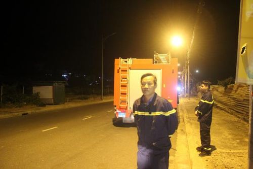 Huy động hơn 100 người chữa cháy trên núi Cô Tiên