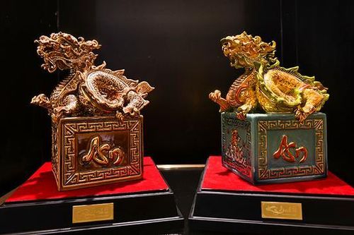 Độc đáo phiên bản gốm của ấn vàng 'Hoàng đế chi bảo'