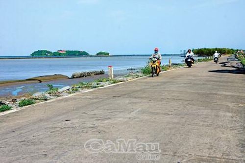 Ngày mới trên đê biển Tây