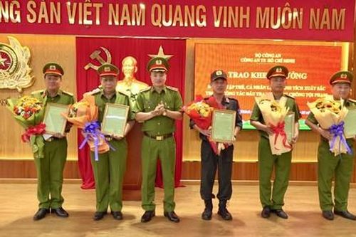 Khen thưởng các lực lượng phá vụ án 'giết người, cướp tài sản' tại huyện Hóc Môn