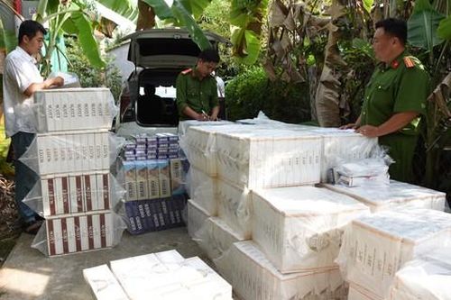 Xe chở 14.000 gói thuốc lậu tông hư hỏng 4 ôtô trên đường tẩu thoát