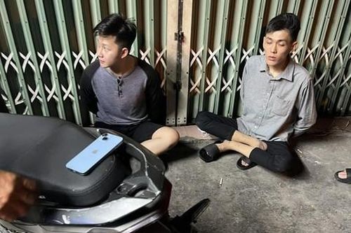 TPHCM: Hai đối tượng bị bắt tại trận khi vừa ra tay cướp giật điện thoại