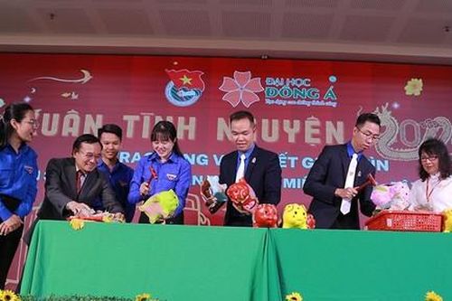 Tặng 300 vé xe Tết đến sinh viên có hoàn cảnh khó khăn