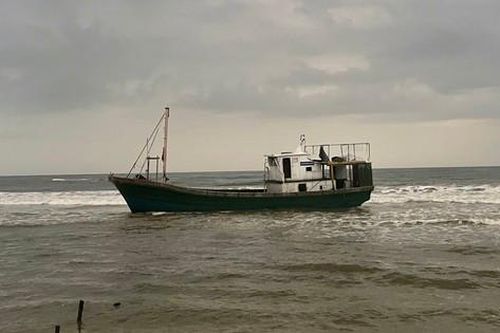 Tàu vô chủ liên tục trôi dạt vào bờ biển, Quảng Trị xử lý ra sao?