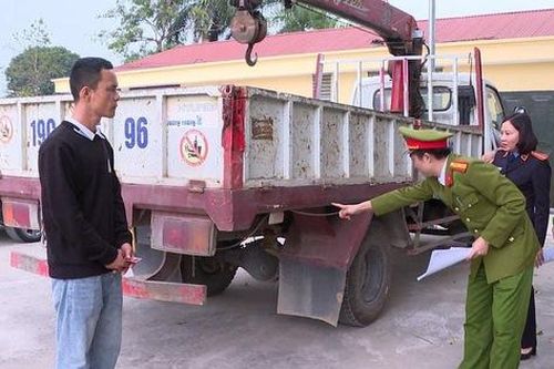 Chèn người tham gia giao thông ngã ra đường, một tài xế bị khởi tố