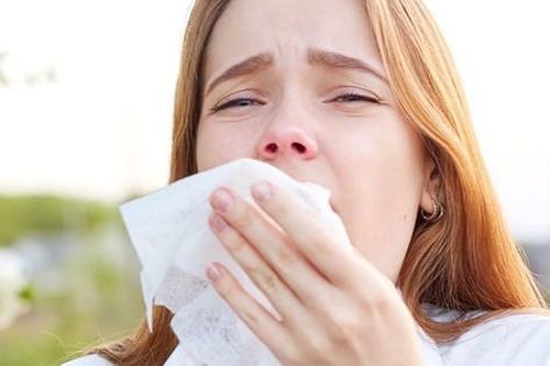 Bị hắt hơi sổ mũi nên làm gì?