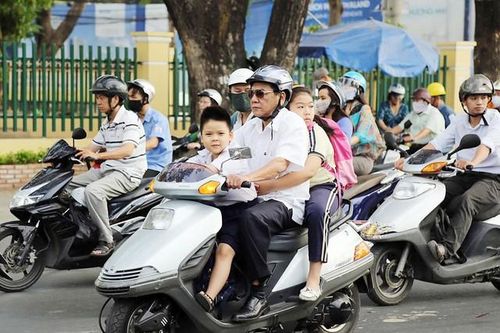 Hội bảo vệ quyền trẻ em nói gì xung quanh kiến nghị trẻ dưới 6 tuổi phải đội mũ bảo hiểm khi tham gia giao thông?