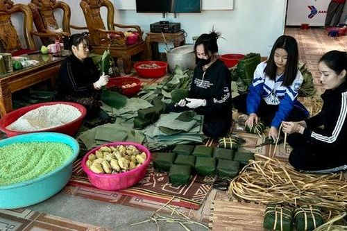 Choáng với ngôi làng gói bánh chưng 'thần tốc' chỉ 30 giây xong 1 cái