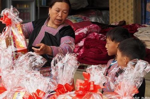 Rực rỡ sắc màu phiên chợ cuối năm của dân tộc Mông ở Pà Cò