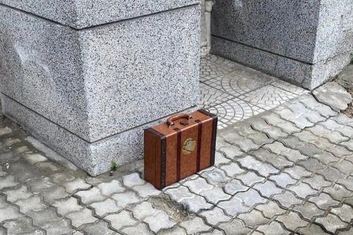Công an xác định 'vật lạ' trước cổng trường do một người đàn ông để lại