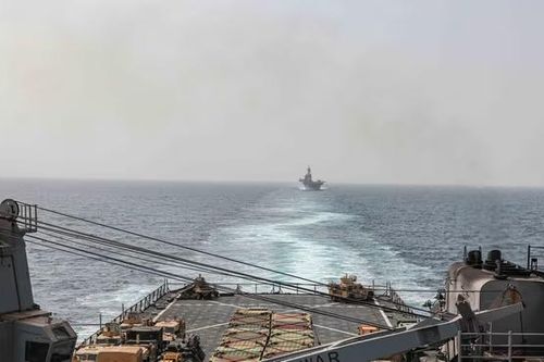 Hải quân Mỹ bắn hạ loạt tên lửa và máy bay không người lái của Houthi