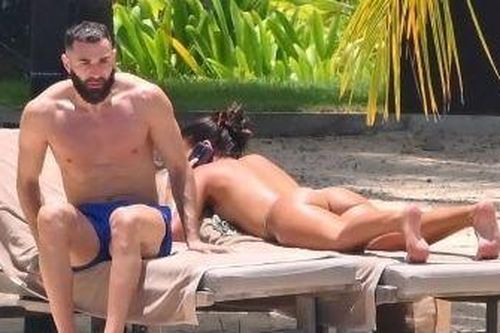 Benzema tình tứ bên người phụ nữ không ngờ
