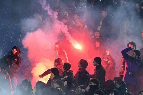 Bạo lực ở trận Lazio - Roma với 4 thẻ đỏ, Mourinho lại bị đuổi