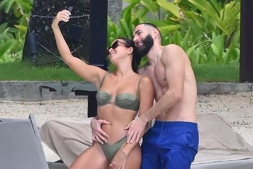 Benzema thân mật bên vợ cũ