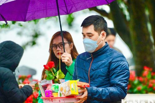 Người dân đội mưa đi lễ Phủ Tây Hồ mùng 1 cuối cùng năm Quý Mão
