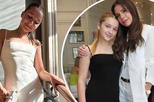 Victoria Beckham thiết kế chiếc váy cho con gái Harper mặc tham dự Tuần lễ thời trang Paris