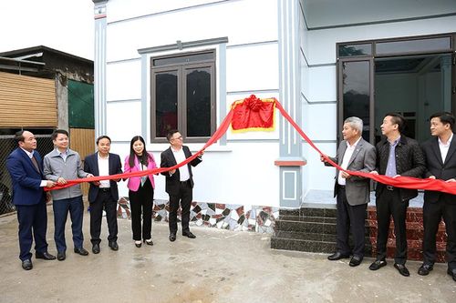 Báo Nhân Dân trao hỗ trợ xây nhà đại đoàn kết và quà Tết tại Tuyên Quang