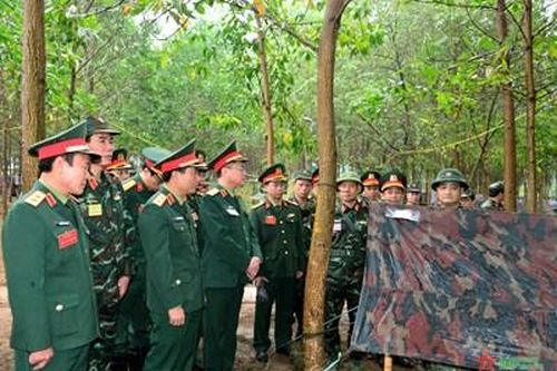 Trung tướng Nguyễn Doãn Anh kiểm tra diễn tập cuối khóa của học viên Học viện Hậu cần