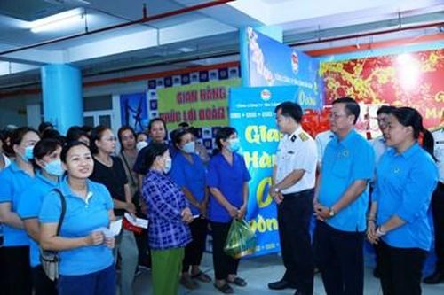 Tân cảng Sài Gòn mang Tết đến nhà công nhân và người nghèo tại TP Thủ Đức