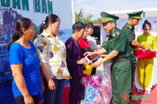 'Xuân Biên phòng ấm lòng dân bản' đến với người xứ biển Cà Mau