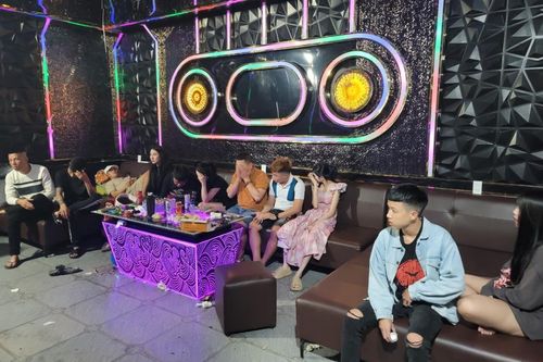 Bắt quả tang 11 thanh niên tổ chức 'tiệc' ma túy trong quán karaoke