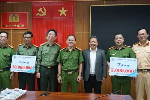 Khen thưởng Công an quận Hải Châu kịp thời xử lý thông tin 'vật thể lạ' trước cổng trường