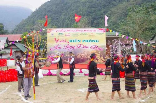 Quân, dân nơi biên giới Việt Nam – Lào đầm ấm đón tết sớm