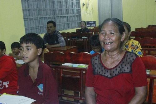 Lớp học xóa mù chữ cho đồng bào S'tiêng