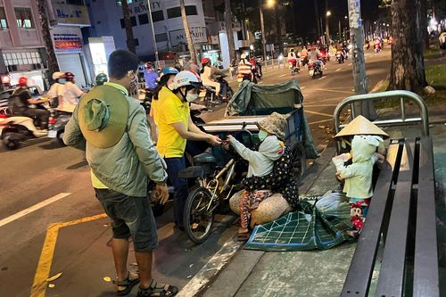 Trẻ mầm non vẽ tranh gây quỹ giúp người yếu thế