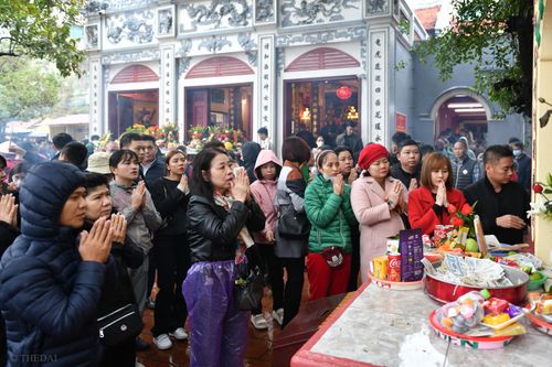 Hàng nghìn người đội mưa đi lễ Phủ Tây Hồ ngày mùng 1 cuối cùng năm Quý Mão