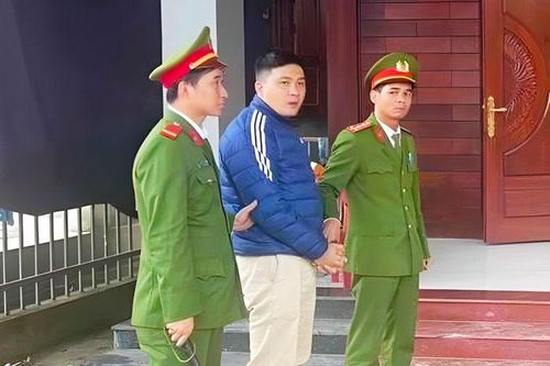 Bắt một cán bộ kiểm lâm tại Thừa Thiên Huế mua bán gỗ lậu