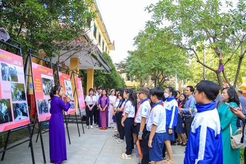 Học sinh tìm hiểu thân thế, sự nghiệp của Chủ tịch Hồ Chí Minh