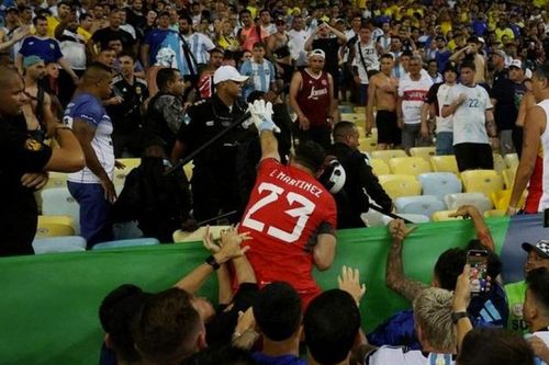 Cổ động viên 'tẩn nhau', tuyển Argentina và Brazil lĩnh án