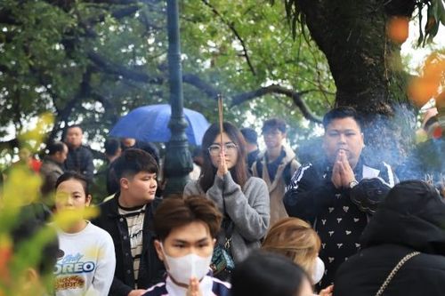 Người dân 'đội mưa' về Phủ Tây Hồ dâng lễ trong ngày mùng 1 tháng Chạp năm Quý Mão