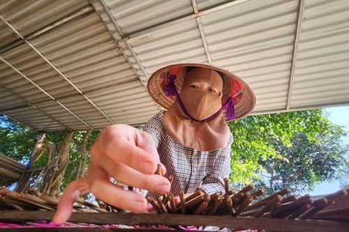 Làng nghề hương truyền thống hối hả vụ Tết