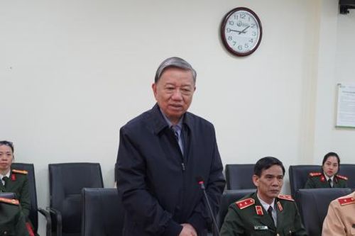 Bộ trưởng Tô Lâm thăm hỏi đại úy bị tài xế vi phạm nồng độ cồn tông chấn thương sọ não