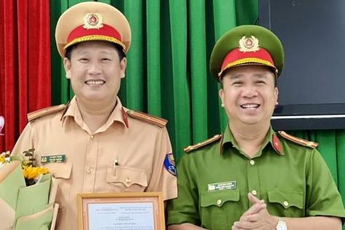 Trao các quyết định của Giám đốc Công an Bình Dương về công tác cán bộ