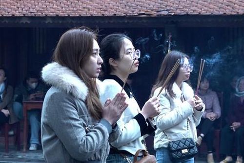 Giới trẻ nô nức đi chùa cầu may trong tháng cuối năm