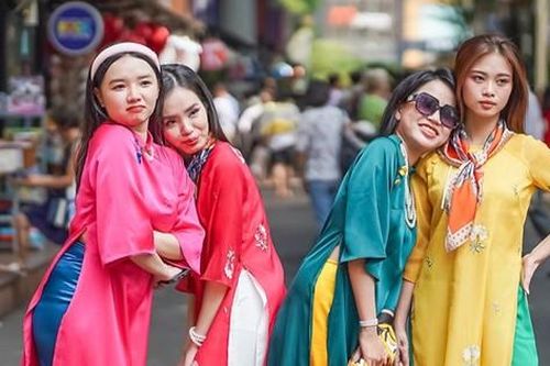 Bạn trẻ TPHCM xúng xính áo dài chụp ảnh xuân
