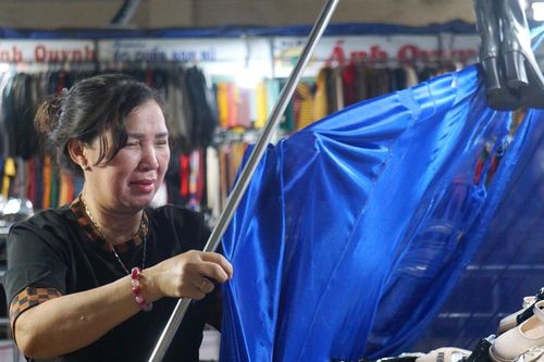 Giáp Tết chợ vắng không bóng khách, tiểu thương lo lắng ôm món nợ